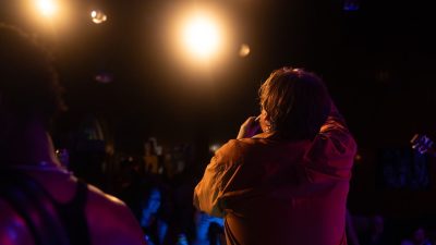 2024年《开学第一课》直播回放封面，舞台灯光璀璨、主持人与嘉宾共同亮相